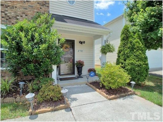 2703 Brownlow Ct, Raleigh, NC 27610