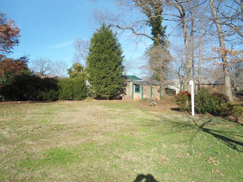 2704 Elderwood Ln, Burlington, NC 27215