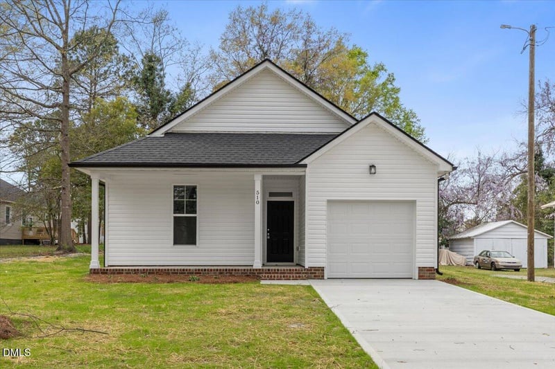 271 Mcneil Cir, Dunn, NC 28334