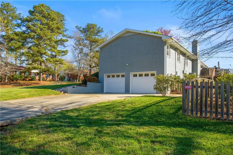 2710 Cobbside Dr, Burlington, NC 27215