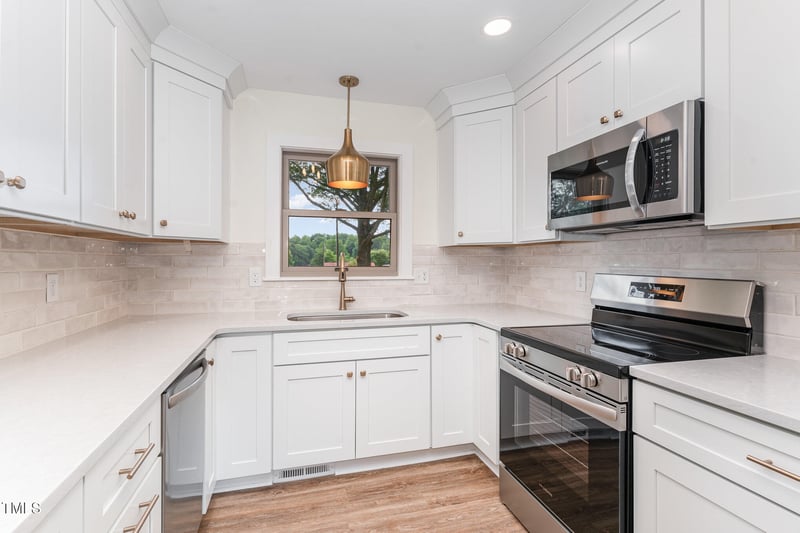 2712 Nc 57 , Hillsborough, NC 27278
