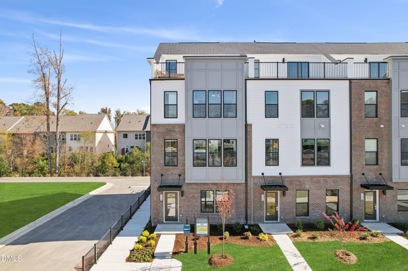 2718 Kempthorne Rd, Cary, NC 27519