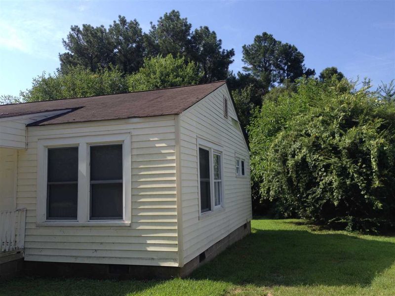 2721 Pheiffer Dr, Raleigh, NC 27603