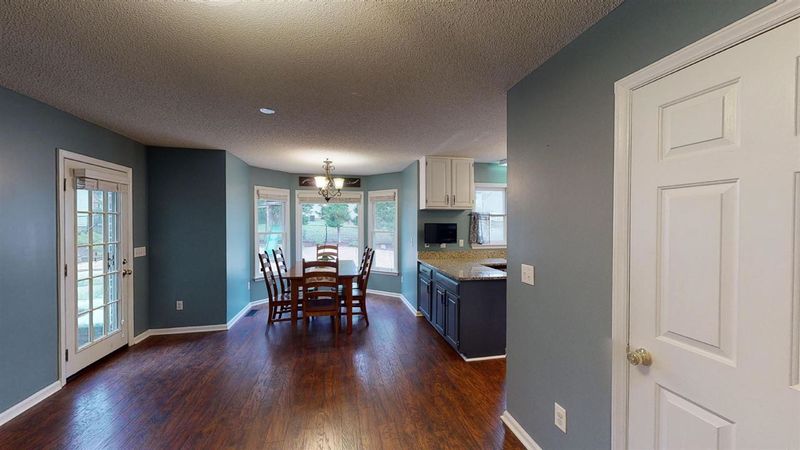 2722 Waters Edge Dr, Sanford, NC 27330