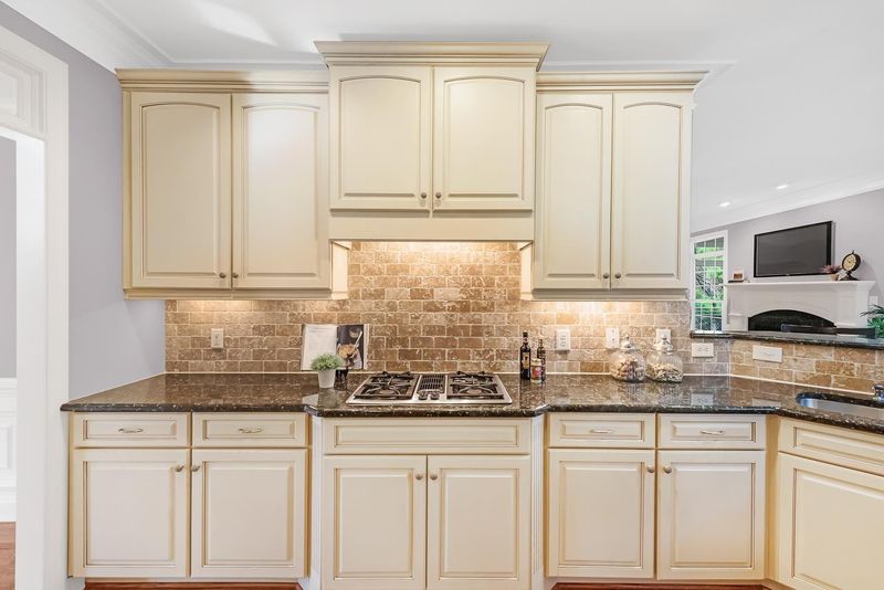 2725 Cameron Pond Dr, Cary, NC 27519