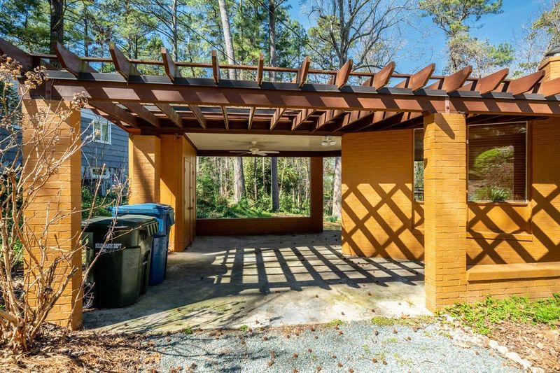 2732 Dogwood Rd, Durham, NC 27705