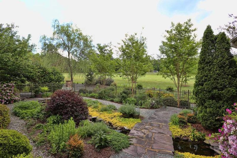 276 Meadow Rn, Chapel Hill, NC 27517