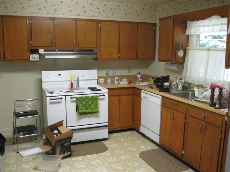28 S Circle Dr, Chapel Hill, NC 27516
