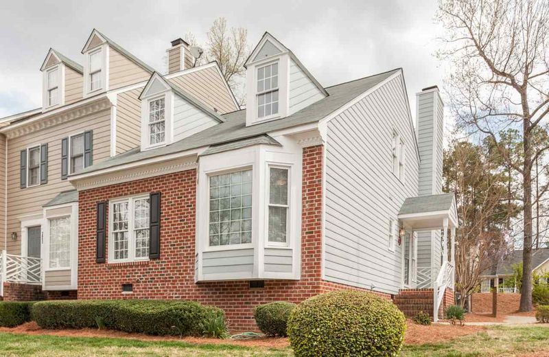 2800 Bedfordshire Ct, Raleigh, NC 27604