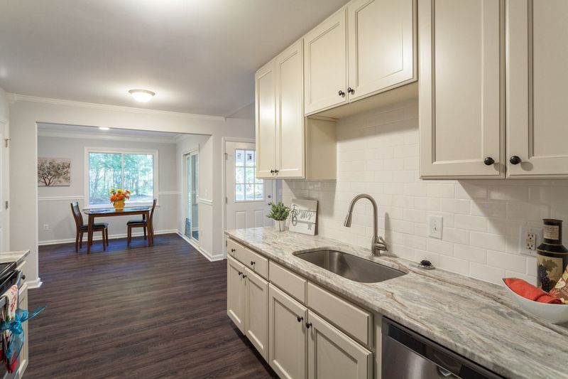2804 Stageline Dr, Raleigh, NC 27603