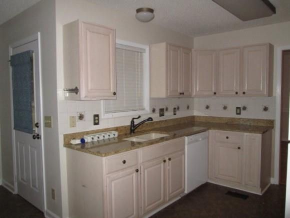 2805 Waters Edge Dr, Sanford, NC 27330