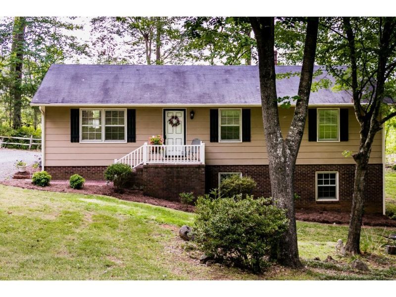 2806 Pine Trail Rd, Burlington, NC 27215