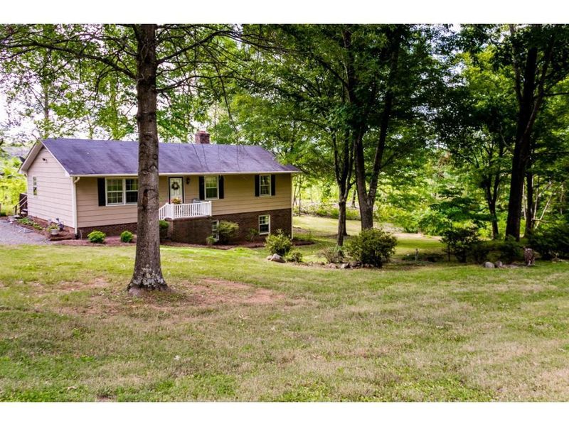 2806 Pine Trail Rd, Burlington, NC 27215