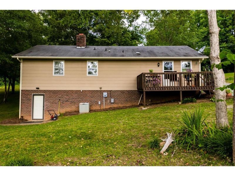 2806 Pine Trail Rd, Burlington, NC 27215