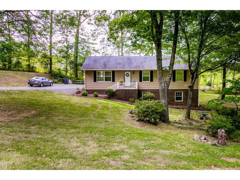 2806 Pine Trail Rd, Burlington, NC 27215