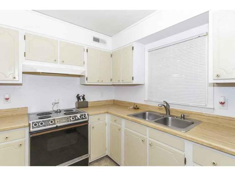 2813 Westchester Dr, Burlington, NC 27217
