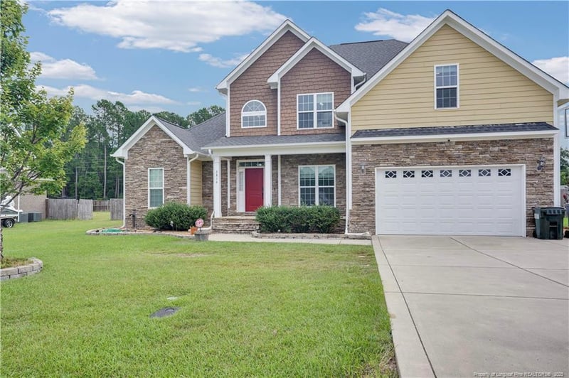 2816 Sand Trap Ln, Hope Mills, NC 28348