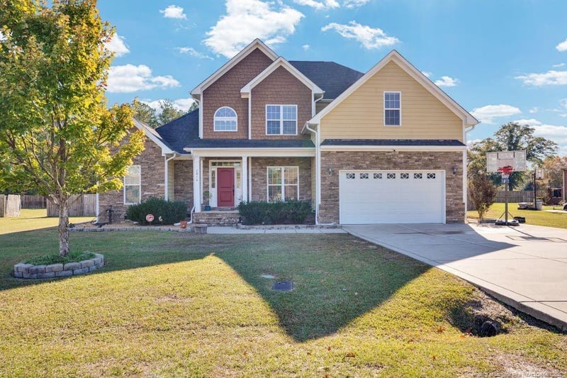 2816 Sand Trap Ln, Hope Mills, NC 28348