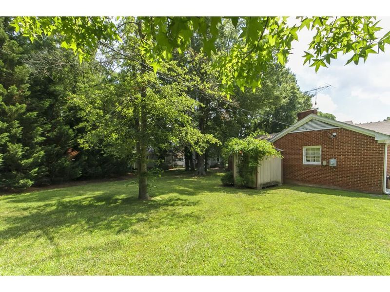 2820 Charlotte Ln, Burlington, NC 27215