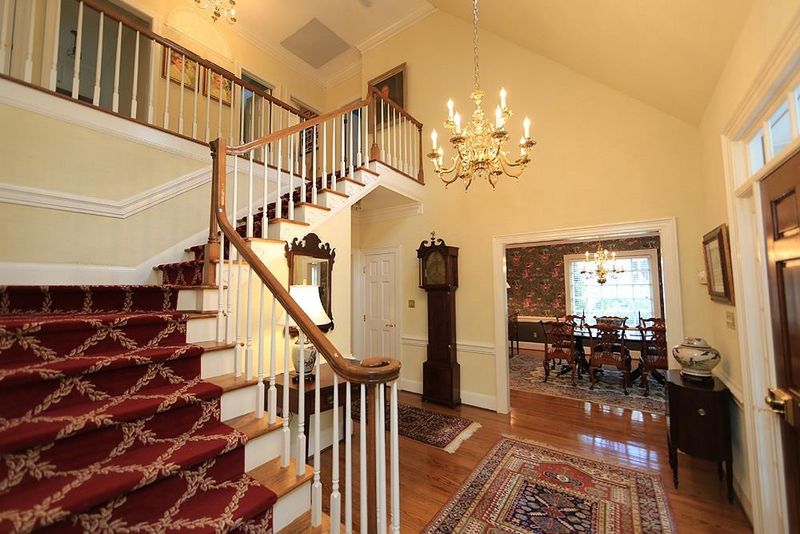 2820 Lakeview Dr, Raleigh, NC 27609