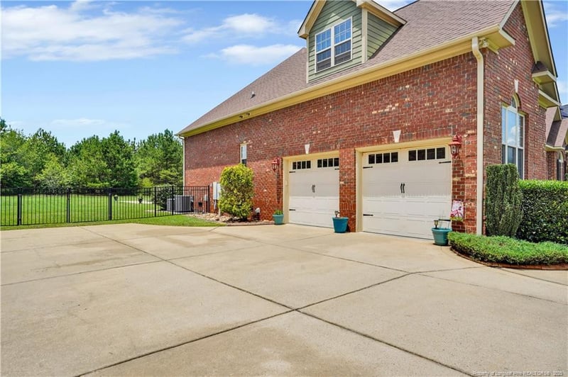 2825 Sand Trap Ln, Hope Mills, NC 28348
