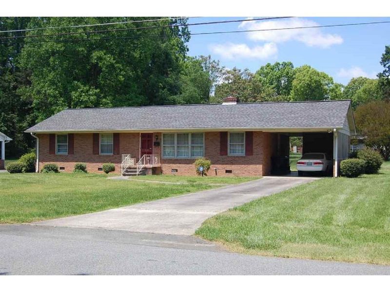 2829 S Wagner Dr, Burlington, NC 27215