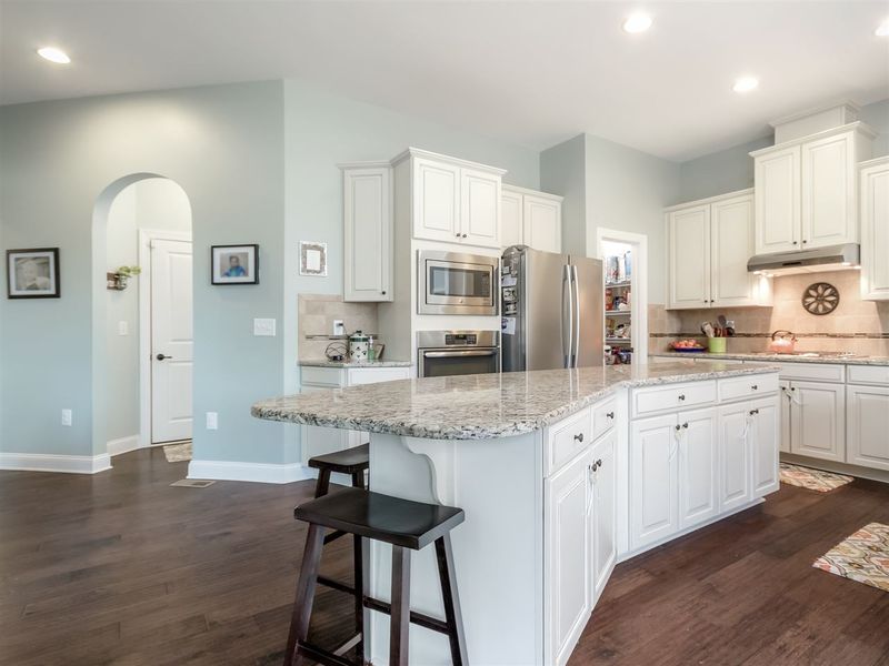290 Farnleigh Dr, Chapel Hill, NC 27517