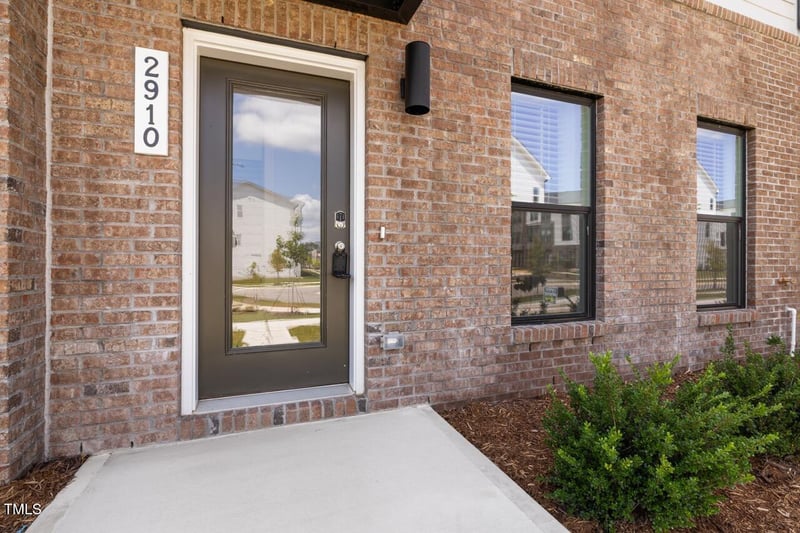 2910 Kempthorne Rd, Cary, NC 27519