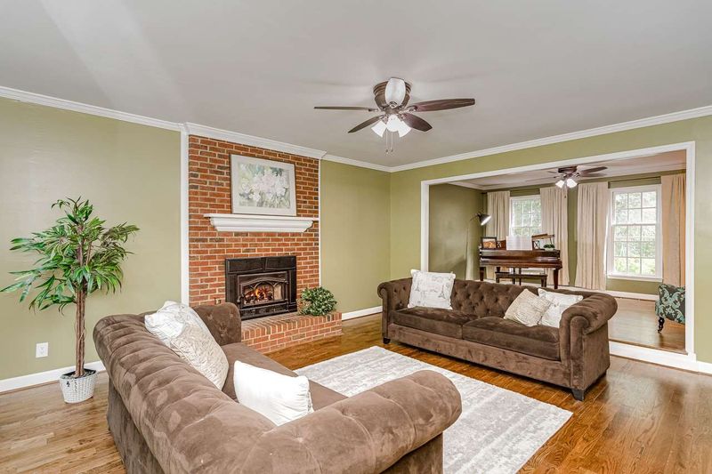 2916 Meadowview Dr, Apex, NC 27539