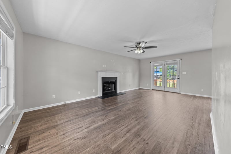 2929 Piney Mountain Dr, Hope Mills, NC 28348
