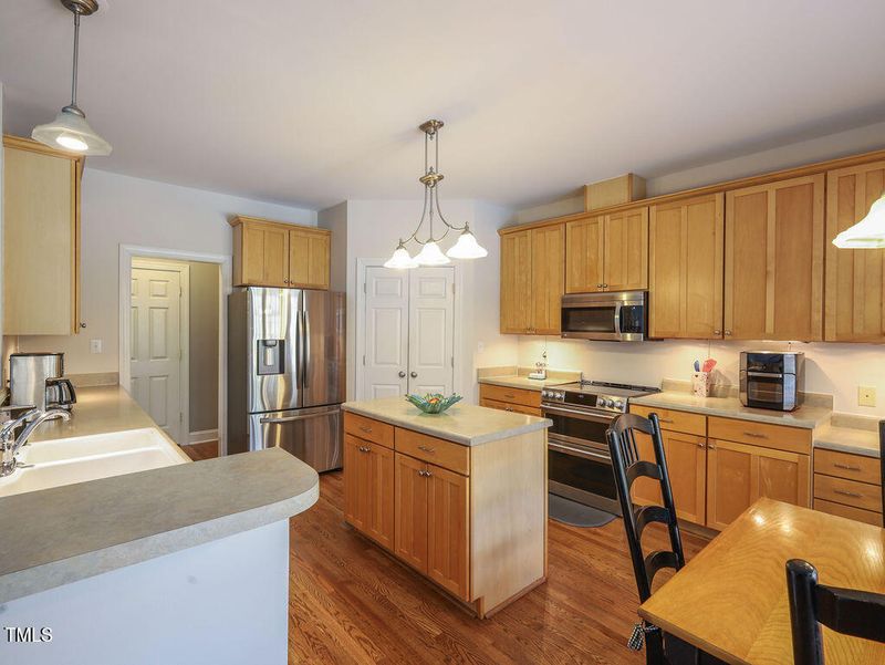 2932 Candlehurst Ln, Raleigh, NC 27616