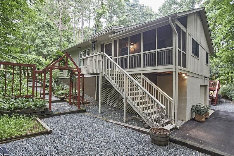 3 Martha Ln, Chapel Hill, NC 27514
