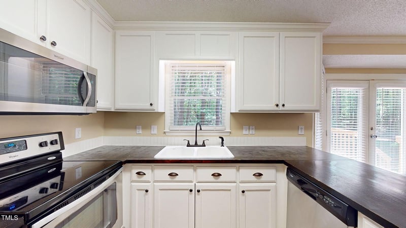 300 Ash Ct, Holly Springs, NC 27540