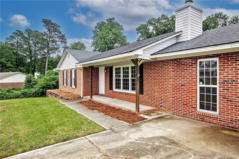 300 Sparrow Dr, Fayetteville, NC 28306