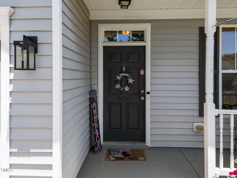 300 Stobhill Ln, Holly Springs, NC 27540