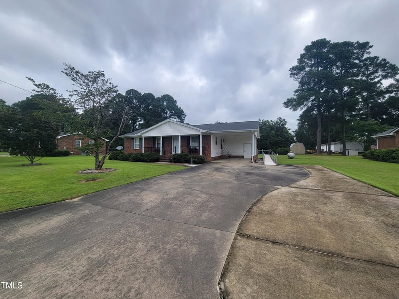301 Isabella St, Coats, NC 27521