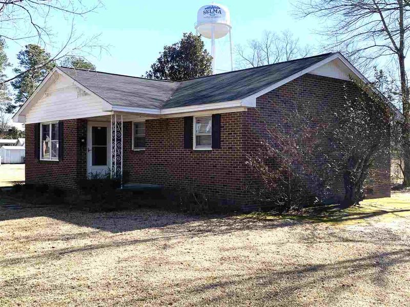 301 Poole Dr, Selma, NC 27576