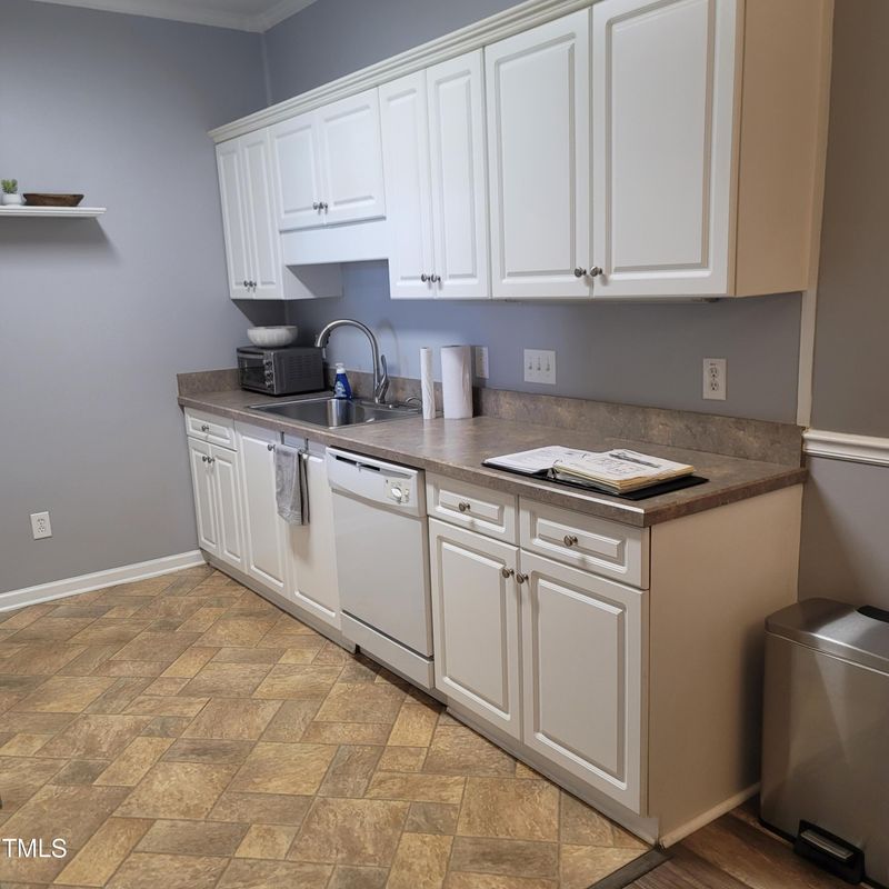 3015 Winston Dr #106, Burlington, NC 27215