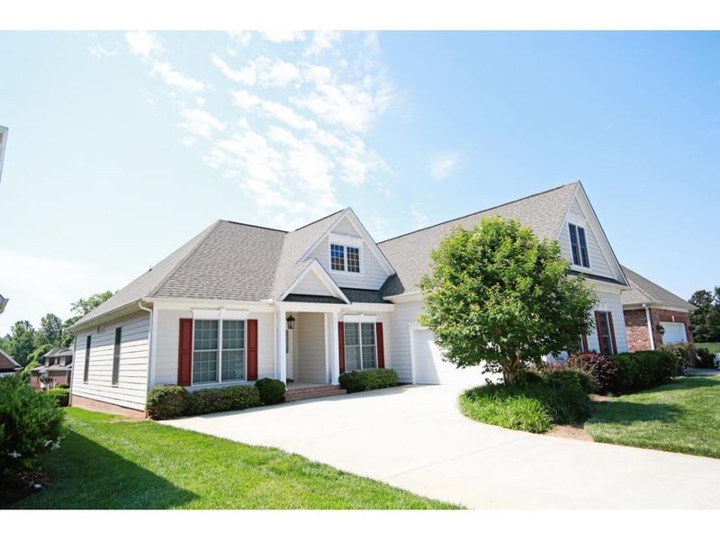 302 Ben Hogan Dr, Mebane, NC 27302