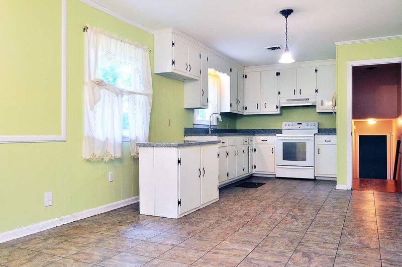 302 Crestview Dr, Durham, NC 27712