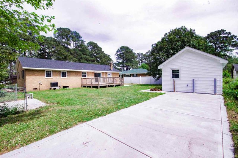 302 Dixie Dr, Selma, NC 27576
