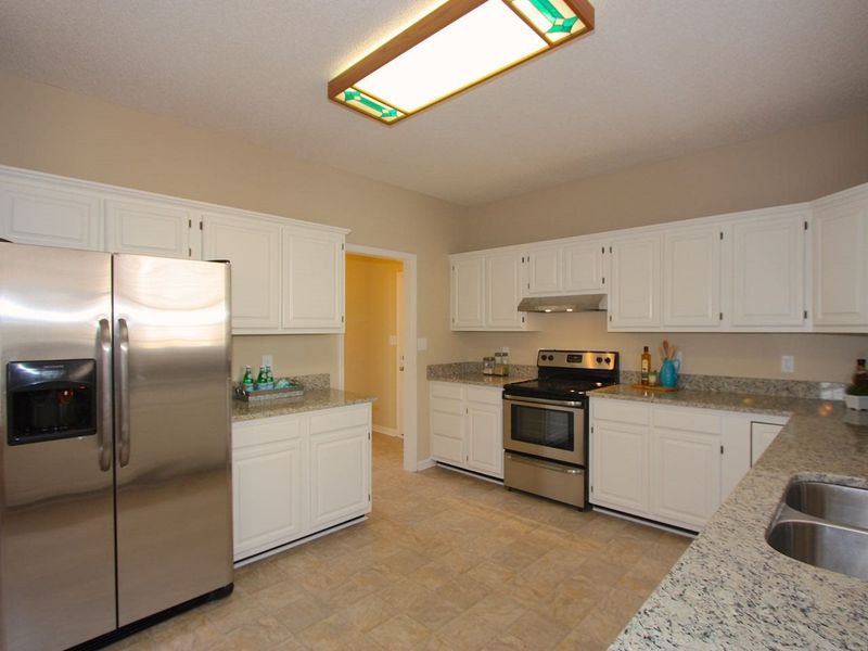 302 Heathridge Ln, Cary, NC 27513