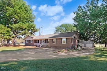 302 Knollwood Dr, Selma, NC 27576