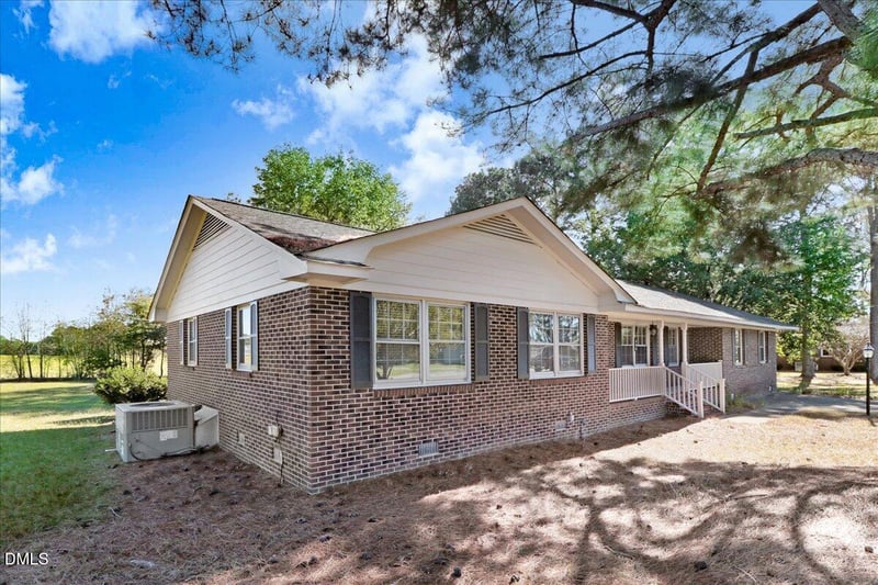 302 Knollwood Dr, Selma, NC 27576