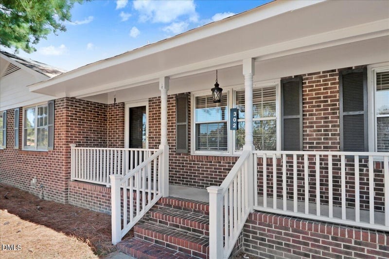 302 Knollwood Dr, Selma, NC 27576