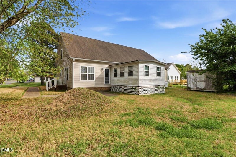302 Martin Luther King Junior Dr, Smithfield, NC 27577