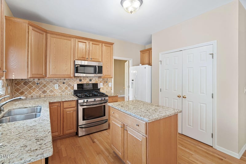 302 Peachtree Point Ct, Cary, NC 27513