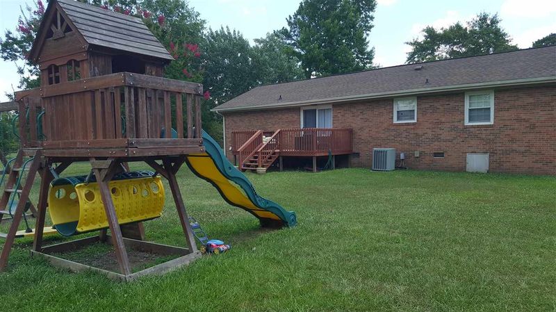 302 Robin Ln, Clayton, NC 27520