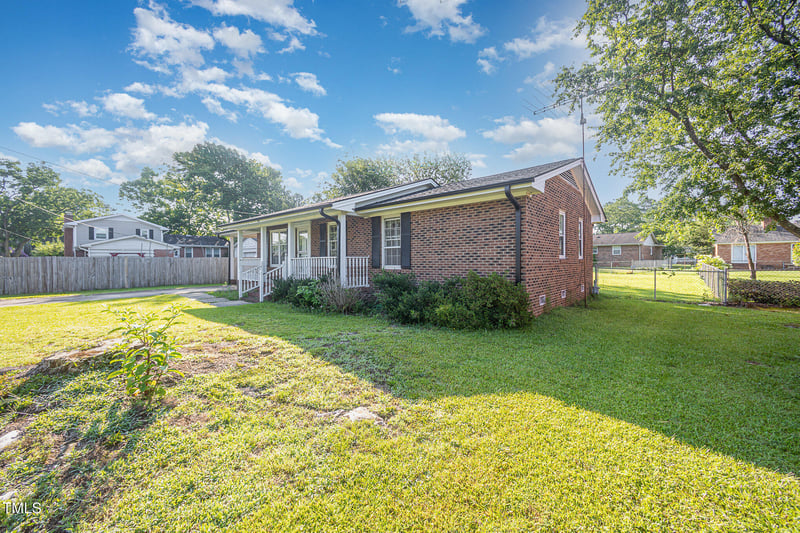 303 Wren Ln, Clayton, NC 27520