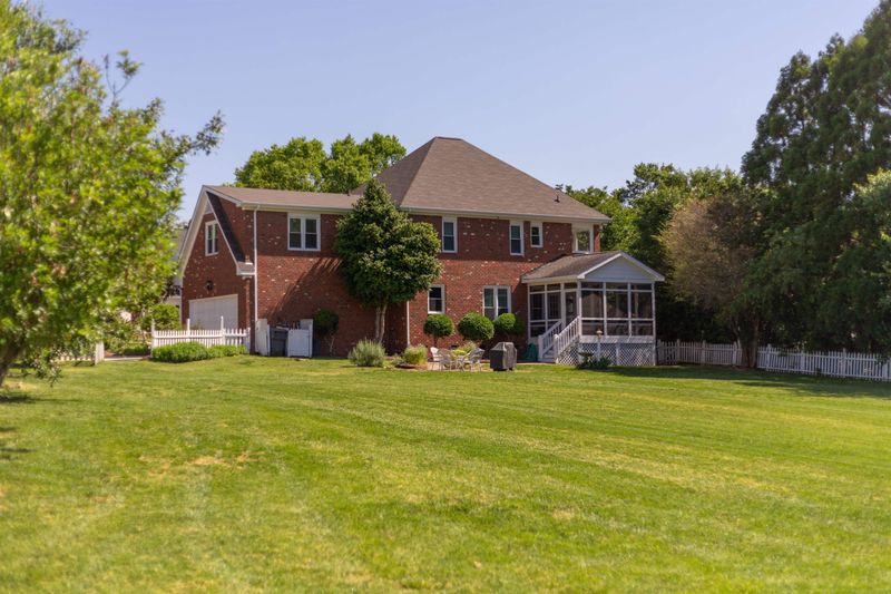 3033 Whitehart Ln, Raleigh, NC 27606